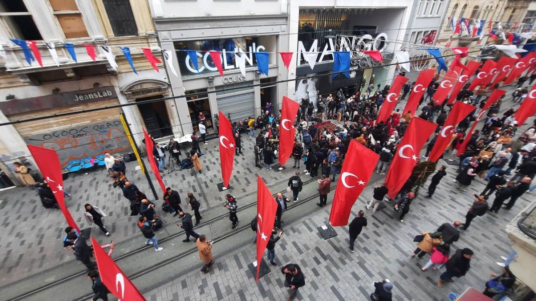 İstiklal Caddesi, Türk bayraklarıyla donatıldı 4